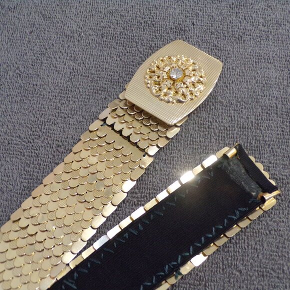 Vintage Gold Expandable Stretchy Metal Scale Belt w/Faux Diamond Flower - Picture 1 of 3